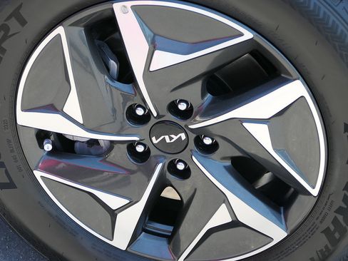 Used 2023 Kia Sorento EX w/ Panoramic Sunroof Package FWD image 9