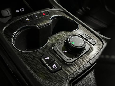 Certified 2023 GMC Acadia SLT w/ Preferred Package image 14