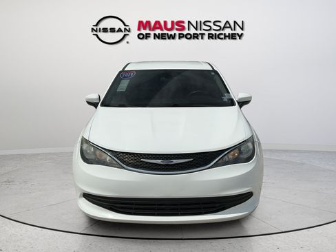 Used 2019 Chrysler Pacifica LX FWD image 2