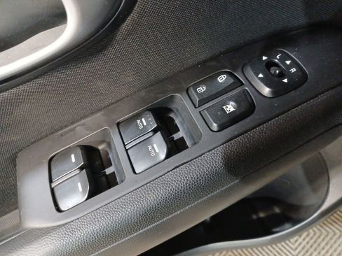 Used 2016 Kia Soul + image 15