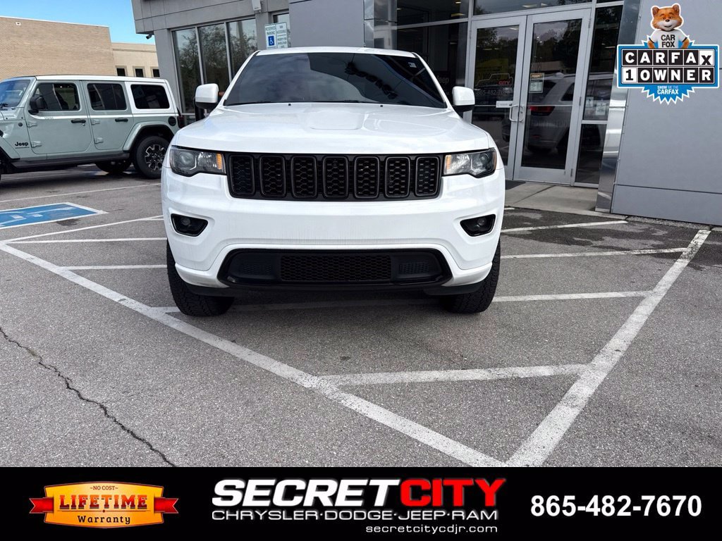 Used 2022 Jeep Grand Cherokee Laredo X AWD/4WD image 2