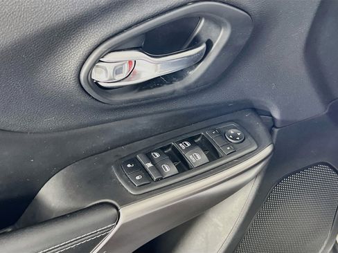 Used 2019 Jeep Cherokee Latitude Plus w/ Cold Weather Group AWD/4WD image 17