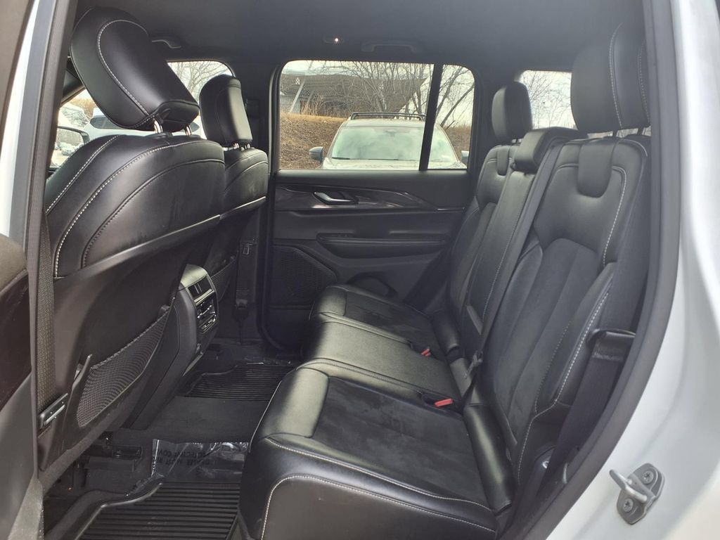 Used 2023 Jeep Grand Cherokee Altitude AWD/4WD image 20