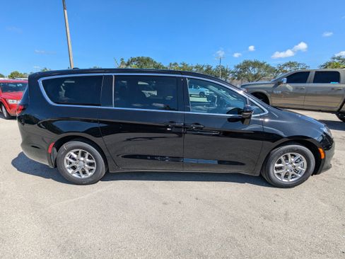 New 2025 Chrysler Voyager LX image 4