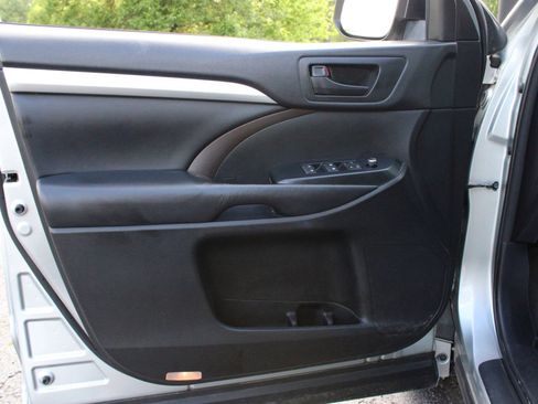 Used 2018 Toyota Highlander Plus w/ Carpet Mat Package (TMS) AWD/4WD image 12