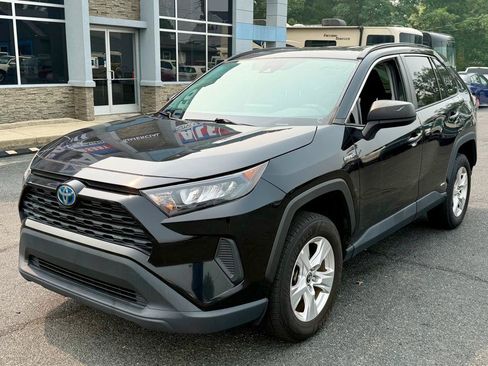 Used 2021 Toyota RAV4 LE AWD/4WD image 2