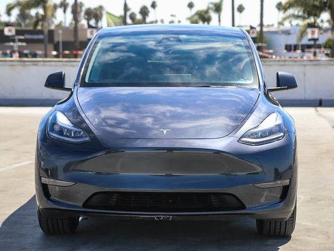 Used 2025 Tesla Model Y Long Range RWD image 3