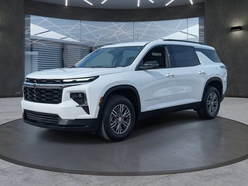 Used 2025 Chevrolet Traverse LT w/ Enhanced Driving Package image 2