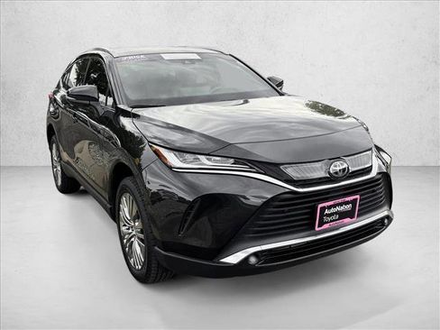 Certified 2024 Toyota Venza XLE image 3