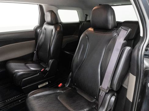 Used 2025 Kia Carnival FWD image 11