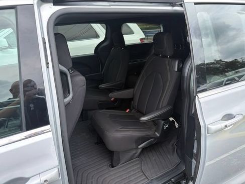 Used 2023 Chrysler Pacifica Touring FWD image 4
