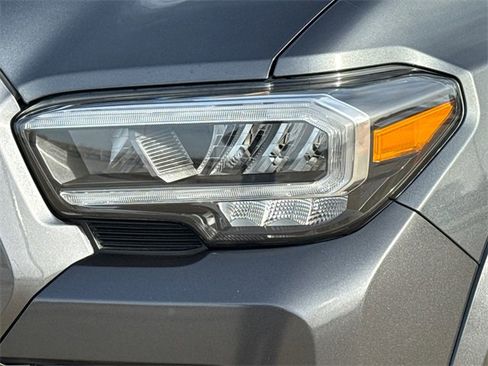 Used 2022 Toyota Tacoma TRD Sport w/ Technology Package image 4