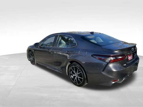 Used 2024 Toyota Camry SE image 3