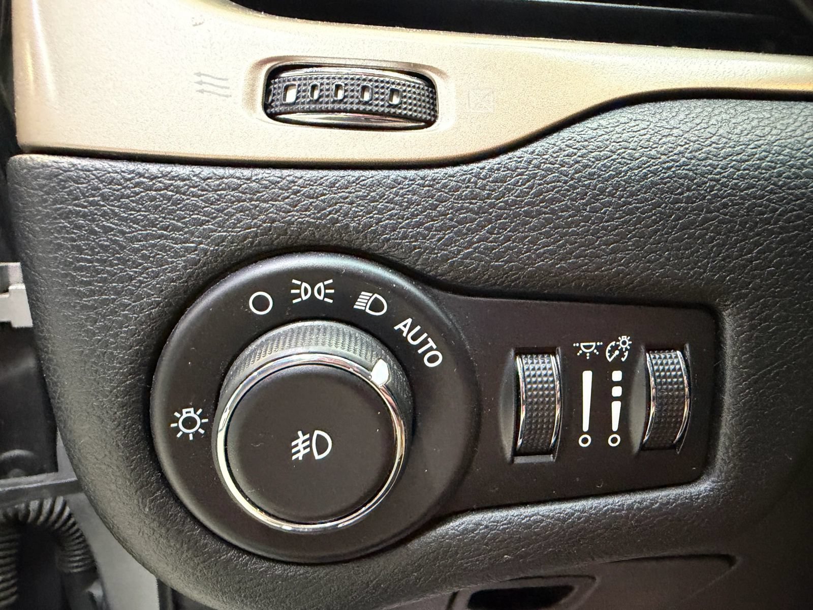 Used 2016 Jeep Cherokee Latitude FWD image 39