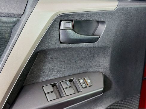 Used 2018 Toyota RAV4 LE FWD image 22