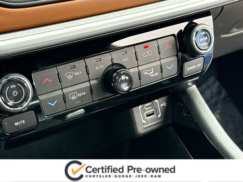 Used 2025 Jeep Compass Limited image 11