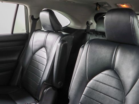 Used 2020 Toyota Highlander XLE FWD image 25
