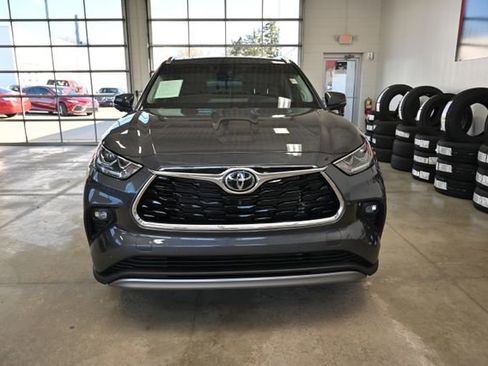 Used 2025 Toyota Highlander Platinum image 2
