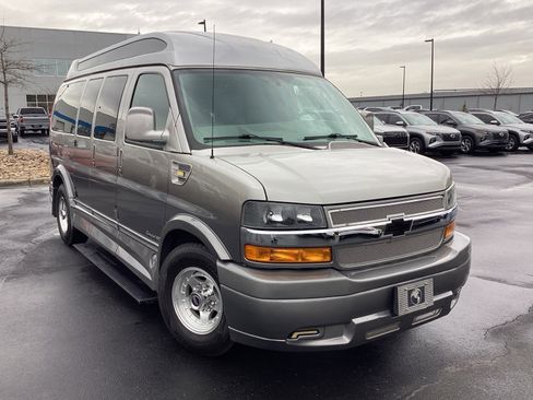 Used 2018 Chevrolet Express 2500 w/ Enhanced Convenience Package image 6