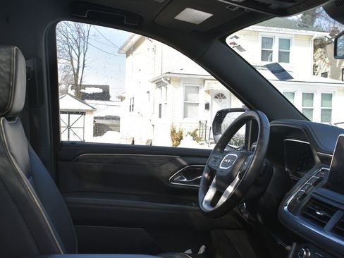 Used 2024 GMC Yukon XL SLT w/ SLT Premium Package image 19