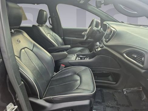 Used 2024 Chrysler Pacifica Premium image 17