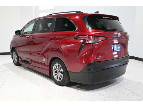 Used 2022 Toyota Sienna XLE w/ XLE Plus Package image 8