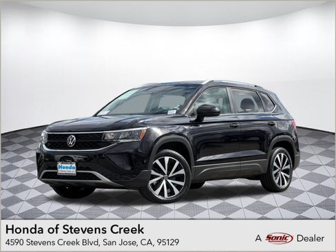 Used 2022 Volkswagen Taos SE image 1