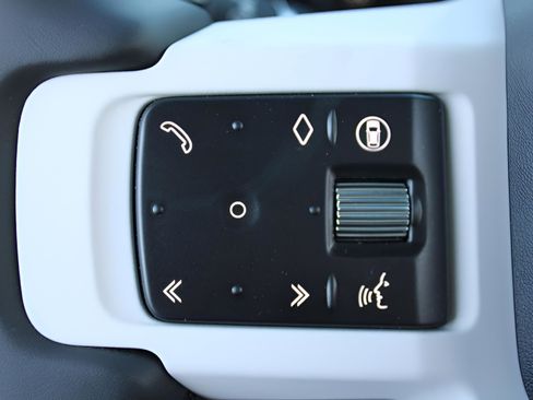 New 2025 Land Rover Defender 110 X-Dynamic SE image 16