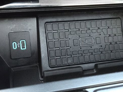 Used 2023 Ford F150 Lightning Platinum image 9