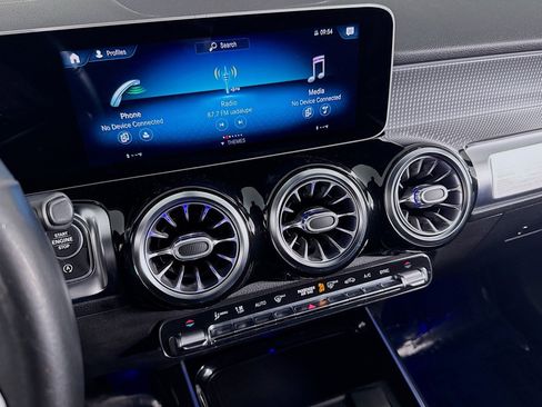 Certified 2021 Mercedes-Benz GLB 250 4MATIC image 21