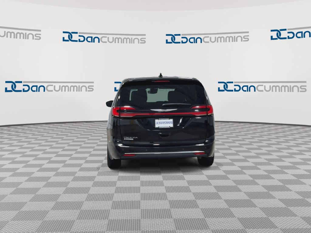 Used 2024 Chrysler Pacifica Touring-L FWD image 7