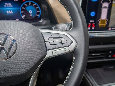 Used 2025 Volkswagen Atlas SE image 24