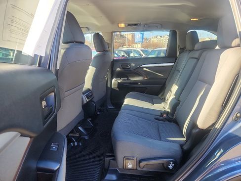 Used 2019 Toyota Highlander LE image 10
