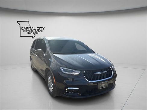 New 2026 Chrysler Pacifica Select image 2