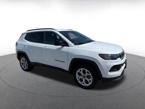 Used 2025 Jeep Compass Latitude image 2