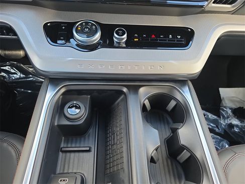 New 2025 Ford Expedition Active image 25