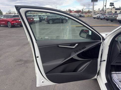 Used 2025 Kia Niro EX image 11