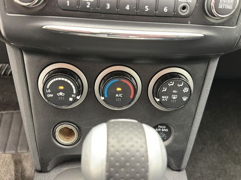 Used 2013 Nissan Rogue SV AWD/4WD image 18