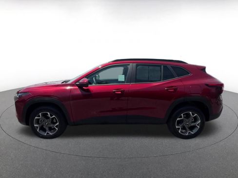 Used 2025 Chevrolet Trax LT FWD image 9