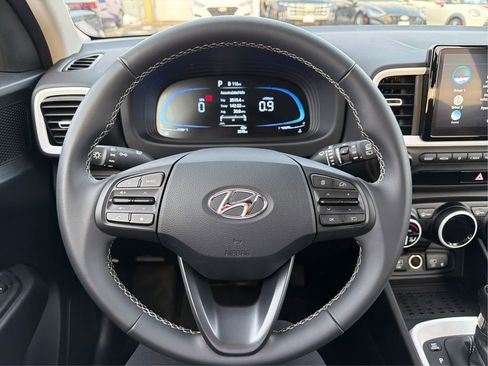 Certified 2025 Hyundai Venue Limited image 18