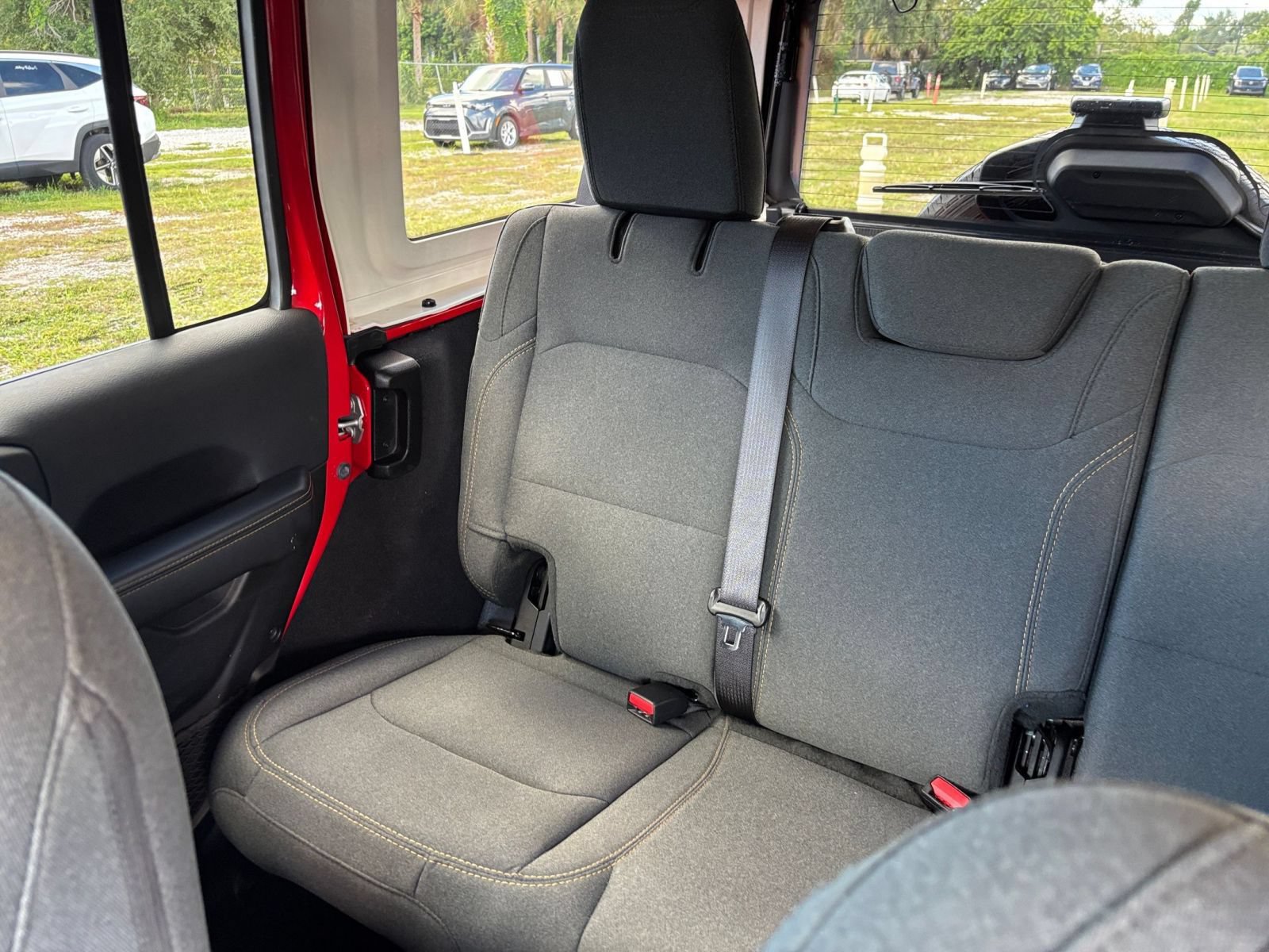 Used 2025 Jeep Wrangler Unlimited Sahara AWD/4WD image 40