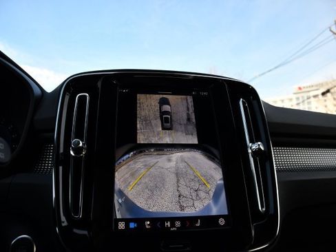 Used 2025 Volvo XC40 B5 Plus image 13