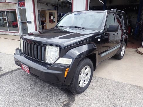 Used 2010 Jeep Liberty Sport w/ Popular Equipment Group AWD/4WD image 2