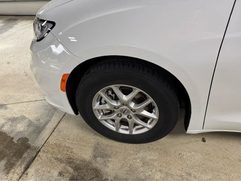 Used 2024 Chrysler Pacifica Touring-L image 10