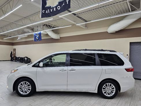 Used 2016 Toyota Sienna XLE w/ XLE Navigation Package FWD image 9