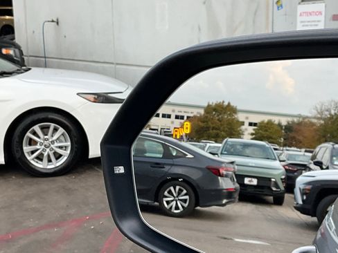 Used 2025 Volkswagen Atlas SE image 21