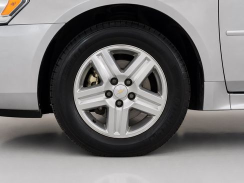 Used 2010 Chevrolet Impala LS FWD image 9