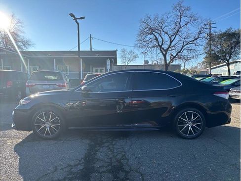 Used 2022 Toyota Camry SE image 4