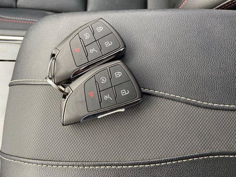 Used 2025 Chevrolet Traverse RS image 38