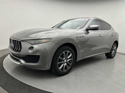 Used 2018 Maserati Levante GranLusso image 2